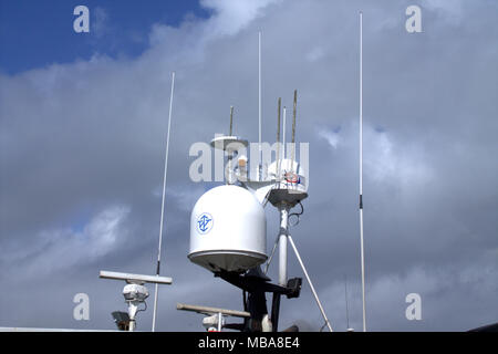 Marine radio e antenne radar montato e di irish peschereccio. Foto Stock