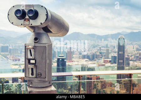 Pagato cannocchiale binoculare per Hong Kong di osservazione della città dal punto di vista di Victoria Peak. Vintage foto dai toni Foto Stock