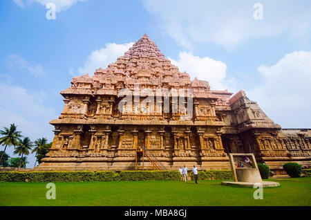 Vista esterna del tempio di Brihadisvara, un tempio indù dedicato a Shiva. Gangaikonda Cholapuram, distretto di Ariyalur, Tamil Nadu, India. Completato nel 1035 Foto Stock