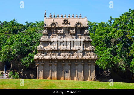 Tempio intagliato nei pressi di Krishna burro della palla, Mahabalipuram, Tamil Nadu, India Foto Stock