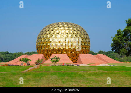 Il Matrimandir, situato nel centro della città, Auroville, Pondicherry, Tamil Nadu, India. Concepito da Alfassa come simbolo del Divino's answe Foto Stock