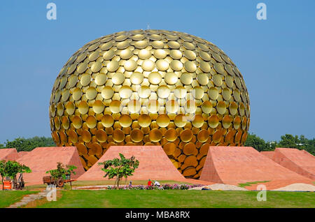 Il Matrimandir, situato nel centro della città, Auroville, Pondicherry, Tamil Nadu, India. Concepito da Alfassa come simbolo del Divino's answe Foto Stock