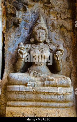 Idolo scolpito nel tempio di Gangaikondacholapuram. Thanjavur, Tamil Nadu, India. Tempio di Shiva ha il più grande Lingam in India del Sud. Foto Stock