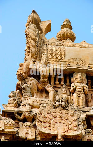 Dettagli del Gopuram scolpito del tempio Airavatesvara, Darasuram, nei pressi di Kumbakonam, Tamil Nadu, India. Hindu Shiva tempio del Tamil architettura, costruito da R Foto Stock