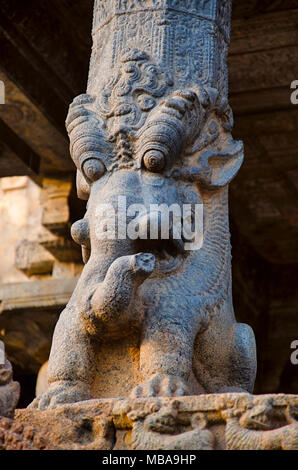 Narasimha scolpito sul montante interno del tempio Airavatesvara, Darasuram, nei pressi di Kumbakonam, Tamil Nadu, India. Hindu tempio di Shiva di architettura Tamil, Foto Stock
