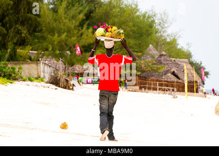 ZANZIBAR, TANZANIA - gennaio 05: Sconosciuto Zanzibar beach frutti venditore in su Paje beach, Zanzibar, Tanzania in Gennaio 5th, 2018 Foto Stock