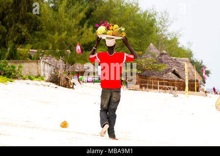 ZANZIBAR, TANZANIA - gennaio 05: Sconosciuto Zanzibar beach frutti venditore in su Paje beach, Zanzibar, Tanzania in Gennaio 5th, 2018 Foto Stock