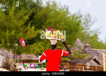 ZANZIBAR, TANZANIA - gennaio 05: Sconosciuto Zanzibar beach frutti venditore in su Paje beach, Zanzibar, Tanzania in Gennaio 5th, 2018 Foto Stock