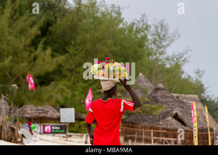 ZANZIBAR, TANZANIA - gennaio 05: Sconosciuto Zanzibar beach frutti venditore in su Paje beach, Zanzibar, Tanzania in Gennaio 5th, 2018 Foto Stock