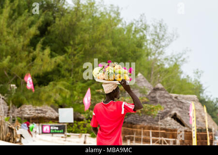 ZANZIBAR, TANZANIA - gennaio 05: Sconosciuto Zanzibar beach frutti venditore in su Paje beach, Zanzibar, Tanzania in Gennaio 5th, 2018 Foto Stock