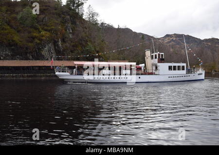 'Loch Katrine trossachs Highlands della Scozia'trossachs'highlands' 'Scotland'steamship' 'sir walter scott" "la signora del lago' 'beinn chabbair'. Foto Stock