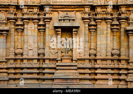 Colonne scolpite e idoli sulla parete esterna del tempio di Brihadisvara Thanjavur, Tamil Nadu, India. Tempio indù dedicato al dio Shiva Foto Stock