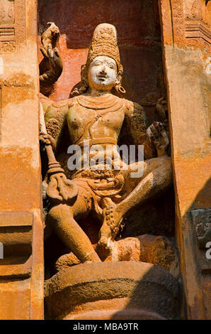 Idoli scolpiti sulla parete esterna del tempio Brihadishvara, Thanjavur, Tamil Nadu, India. Tempio indù dedicato a Shiva, è uno dei più grandi Foto Stock