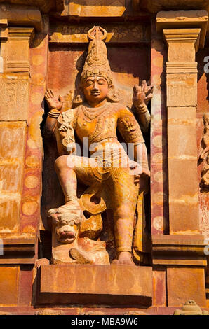 Idoli scolpiti sulla parete esterna del tempio Brihadishvara, Thanjavur, Tamil Nadu, India. Tempio indù dedicato a Shiva, è uno dei più grandi Foto Stock