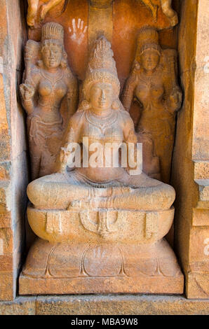 Idoli scolpiti sulla parete esterna del Maha Mandappa. Tempio Brihadishvara, Thanjavur, Tamil Nadu, India. Tempio indù dedicato al dio Shiva Foto Stock