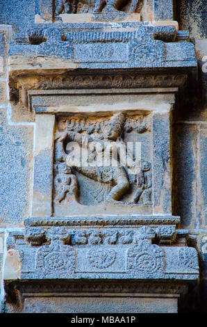 Una delle 108 immagini di posizioni di danza dal Natya Shastra su Gopura orientale e parete interna. Tempio di Nataraja, Chidambaram, Tamil Nadu Foto Stock