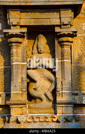 Una delle 108 immagini di posizioni di danza dal Natya Shastra su Gopura orientale e parete interna. Tempio di Nataraja, Chidambaram, Tamil Nadu Foto Stock