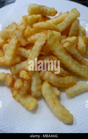 Fritti di fresco potato chips sul tovagliolo di carta Foto Stock