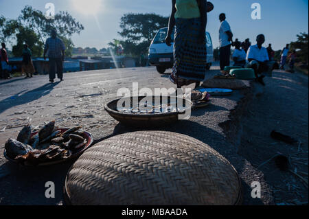 Pesci secchi venduti sul ciglio della strada in Malawi da un hawker Foto Stock