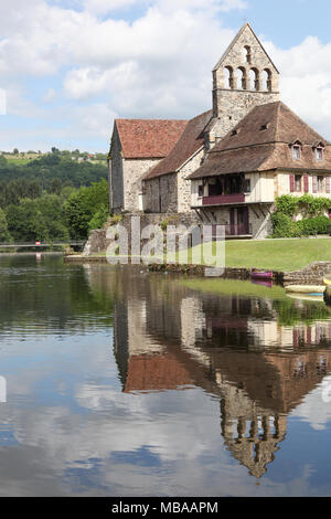 Beaulieu sur Dordogne e la cappella dei Penitenti lungo il fiume Dordogna, Francia Foto Stock