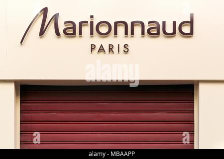 Lione, Francia - Agosto 15, 2016: Marionnaud logo su una parete di un negozio. Marionnaud è un Francese internazionale della catena di profumo in base a Parigi Foto Stock