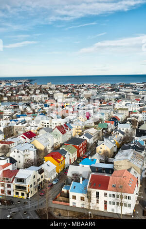 Reykjavik, Islanda. La vista dalla torre della chiesa Hallgrimskirkja oltre il dipinto luminosamente case nel centro della città Foto Stock