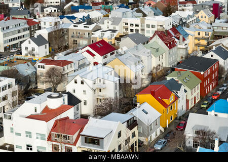 Reykjavik, Islanda. La vista dalla torre della chiesa Hallgrimskirkja oltre il dipinto luminosamente case nel centro della città Foto Stock