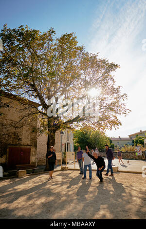 Gli uomini a giocare a bocce in un villaggio francese Foto Stock