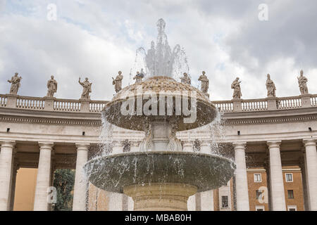 Nel 1667, Gian Lorenzo Bernini è stato commissionato da Papa Clemente X per costruire una seconda fontana sul lato sud di Piazza San Pietro e la Città del Vaticano, Roma Foto Stock
