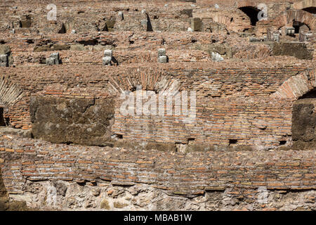 L'Ipogeo o hypogaeum, il significato della metropolitana, all'interno del Colosseo o il Colosseo, noto anche come l'Anfiteatro Flavio o Colosseo, è un ovale amphi Foto Stock