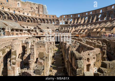 L'arena e ipogeo o hypogaeum (area metropolitana di gallerie e gabbie dove i gladiatori e gli animali sono stati tenuti prima di combattimenti), all'interno il Colosse Foto Stock