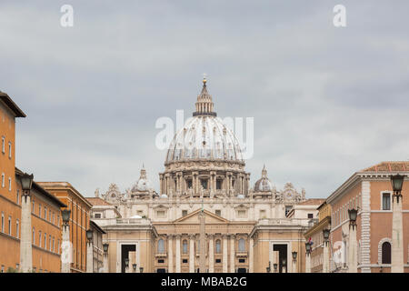 Vista lungo la Via della Conciliazione verso la Città del Vaticano e la cupola della Basilica di San Pietro in Roma, Italia. Foto Stock