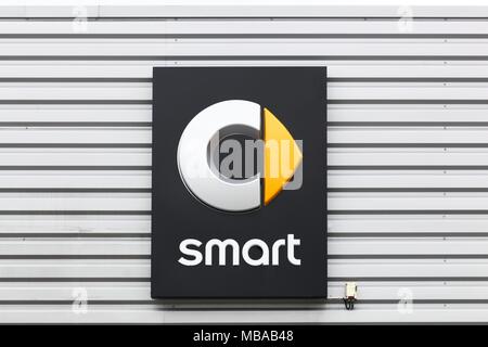 Villefranche, Francia - 18 Marzo 2018: Smart logo su una parete. Smart Automobile è una divisione di Daimler Foto Stock