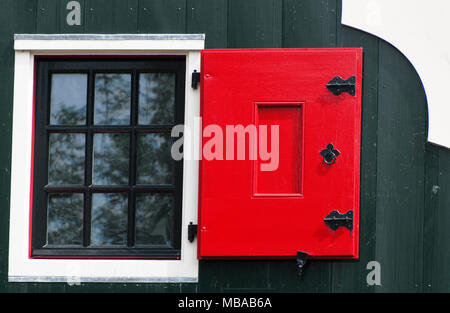 Vecchio edificio olandese con una finestra rossa otturatore Foto Stock