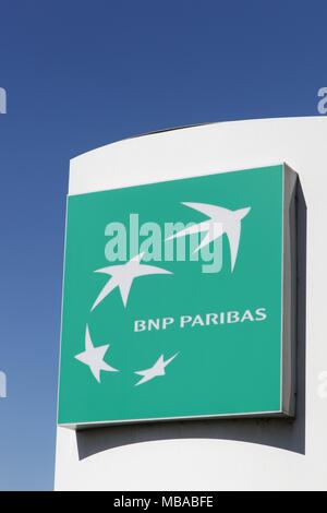 Villefranche, Francia - 14 Marzo 2018: BNP Paribas è una multinazionale francese banca e società di servizi finanziari con sede centrale globale a Parigi Foto Stock