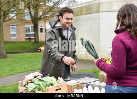 Ed Johnstone dal Sussex contadina fattoria mobile shop imposta accanto al pepe piatto a Queens Park a Brighton . Foto Stock