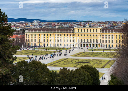 Il parco giardino di Palazzo Shonbrunn (Wien) preparato per l'inverno con fiori mancanti e ai grandi gruppi di turisti a piedi attorno a Foto Stock