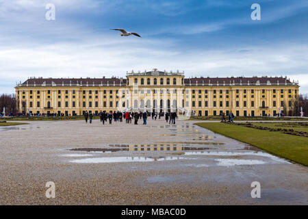 Il parco giardino di Palazzo Shonbrunn (Wien) nella giornata piovosa con piccole pozze e ai grandi gruppi di turisti a piedi attorno a Foto Stock