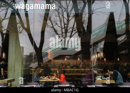 Ristorante della catena Wagamama è stato multato per un importo riservate per non riuscire a pagare il personale il minimo salariale nazionale. Vista generale di Wagamama sulla Southbank. Dotato di: atmosfera, vista in cui: Londra, Regno Unito quando: 09 Mar 2018 Credit: Dinendra Haria/WENN Foto Stock