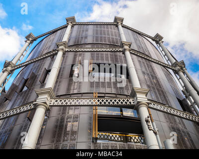 Ghisa gasholders Vittoriano al King's Cross transormed in case di lusso a St Pancras Lock sul Regent's Canal - Londra, Inghilterra Foto Stock