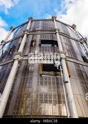 Ghisa gasholders Vittoriano al King's Cross transormed in case di lusso a St Pancras Lock sul Regent's Canal - Londra, Inghilterra Foto Stock