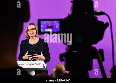 Home Secretary Ambra Rudd durante il suo indirizzo per la risposta del governo per l'aumento della criminalità violenta, presso il Coin Street Centro di quartiere nel sud di Londra. Foto Stock