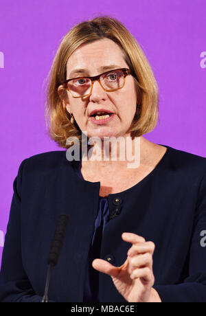 Home Secretary Ambra Rudd durante il suo indirizzo per la risposta del governo per l'aumento della criminalità violenta, presso il Coin Street Centro di quartiere nel sud di Londra. Foto Stock