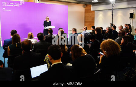 Home Secretary Ambra Rudd durante il suo indirizzo per la risposta del governo per l'aumento della criminalità violenta, presso il Coin Street Centro di quartiere nel sud di Londra. Foto Stock