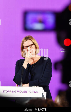 Home Secretary Ambra Rudd durante il suo indirizzo per la risposta del governo per l'aumento della criminalità violenta, presso il Coin Street Centro di quartiere nel sud di Londra. Foto Stock