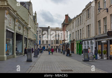 La gente a piedi attraverso St John Street e tutti i suoi negozi su un sabato pomeriggio in primavera, in Perth, Perthshire Scozia. Foto Stock