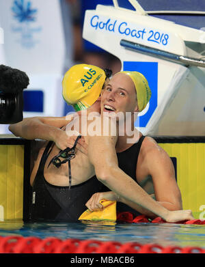 Australia Bronte Campbell (destra) celebra vincendo oro con Australia Cate Campbell che ha vinto Silver a Gold Coast centro acquatico durante il giorno cinque del 2018 Giochi del Commonwealth in Gold Coast, Australia. Foto Stock