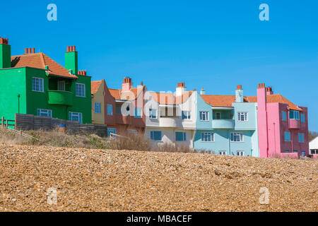 Thorpeness Suffolk Beach, vista delle Headlands, una colorata fila di case costruite nel 1937, situato sulla spiaggia di Thorpeness sulla costa di Suffolk, Regno Unito Foto Stock