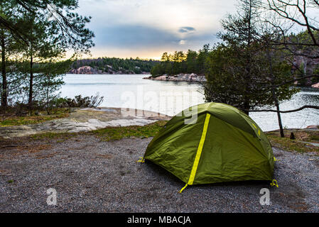 Campeggio in Killarney Provincial Park, Ontario, Canada che si affaccia sul lago e sul bosco. Foto Stock