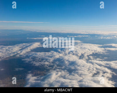 Vista aerea della regione di Madrid, al di fuori dell'area metropolitana. Volare sopra i campi agricoli e le nuvole. Spagna Foto Stock